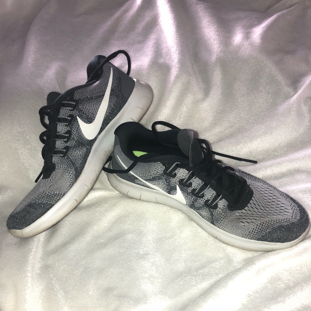 US 7 Nike running shoes